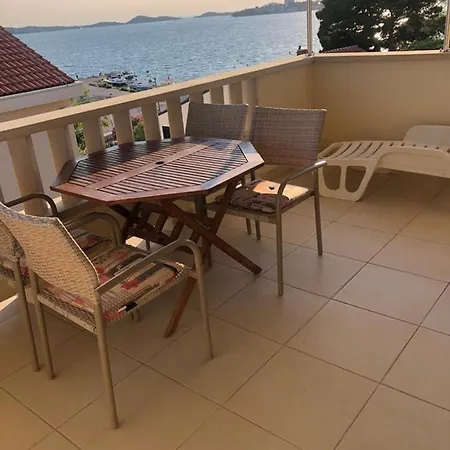 Lili Lovetovo Apartament